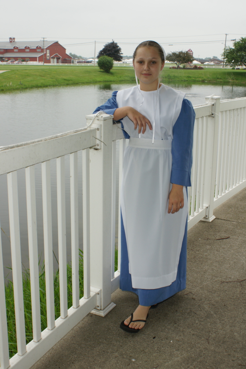 woman-the-amish-clothesline